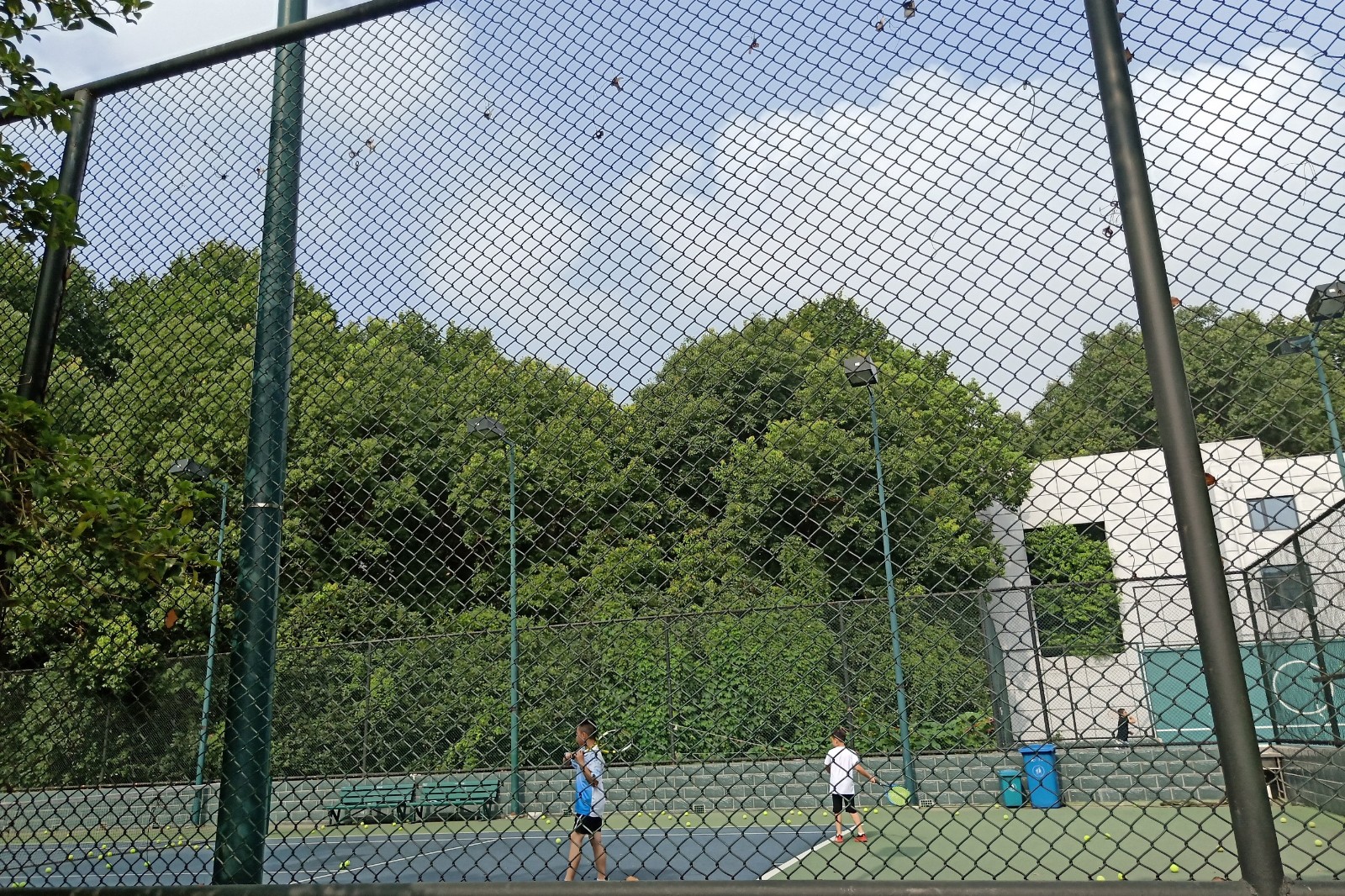 风雨旁网球场.jpg